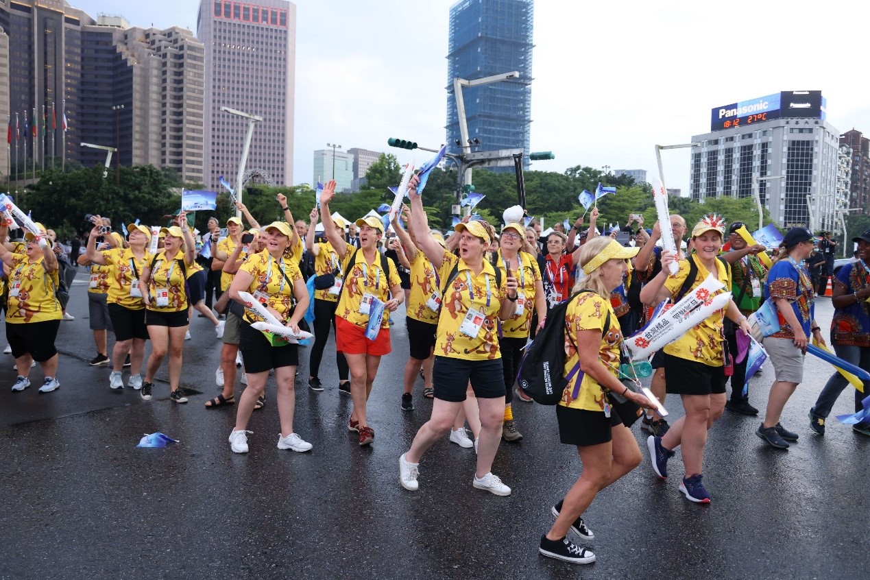 (圖)Athletes from various countries participated in the parade wearing distinctive costumes.
